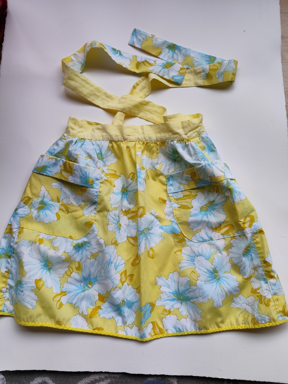 3/$25💙Vintage‑Style Yellow Floral Apron